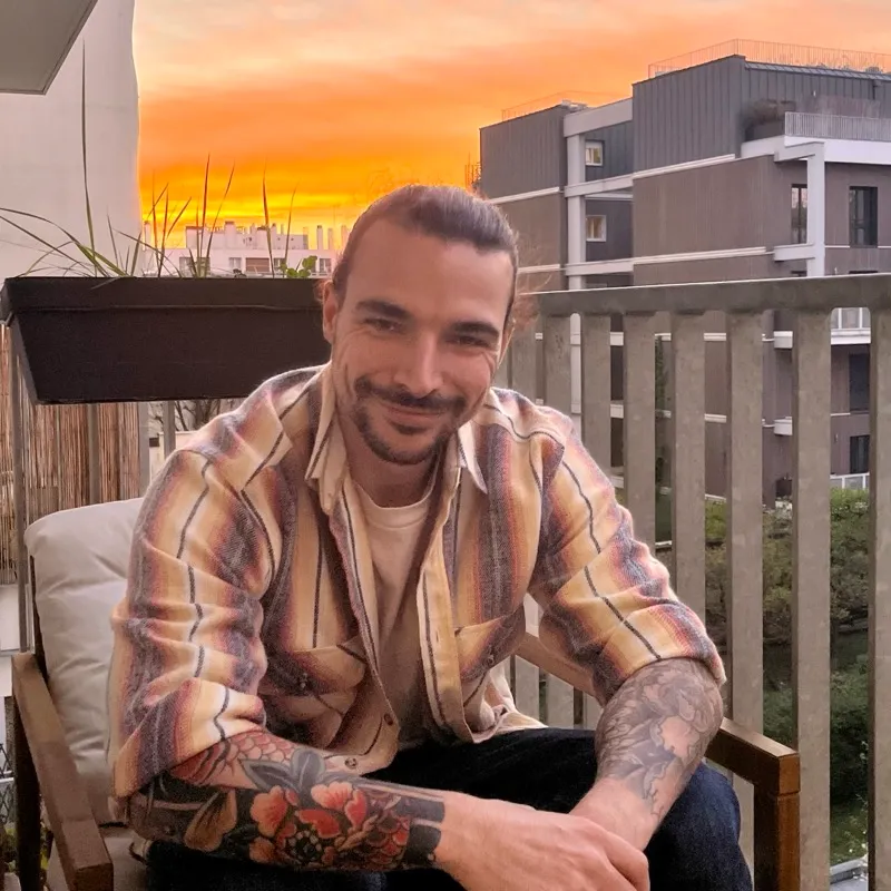 Pierre Gordé sur un balcon, au coucher du soleil